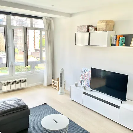 El Mirador De Viesques. Piscina Y Parking Privado! 아파트